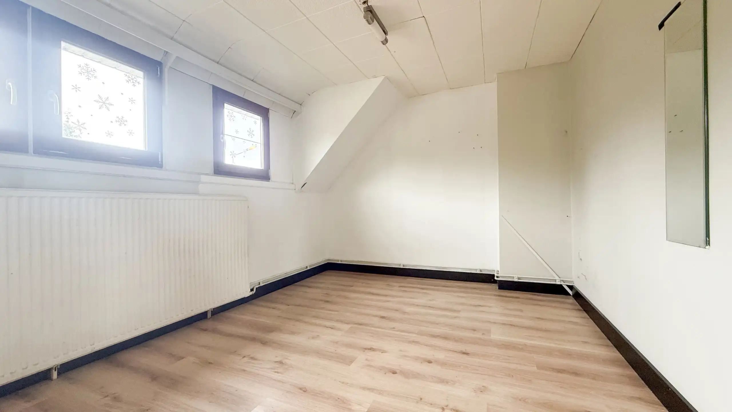 Deels gerenoveerde woning met ruime leefruimte en 3 slpkms! foto 15