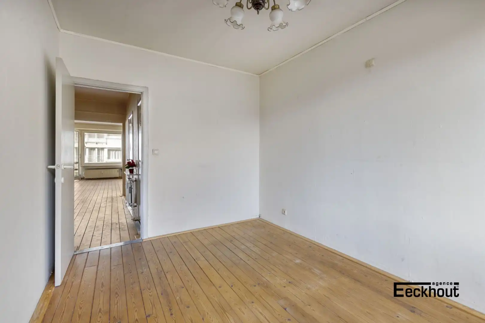 Op te frissen 2 slaapkamer appartement in hartje Oostende! foto 12