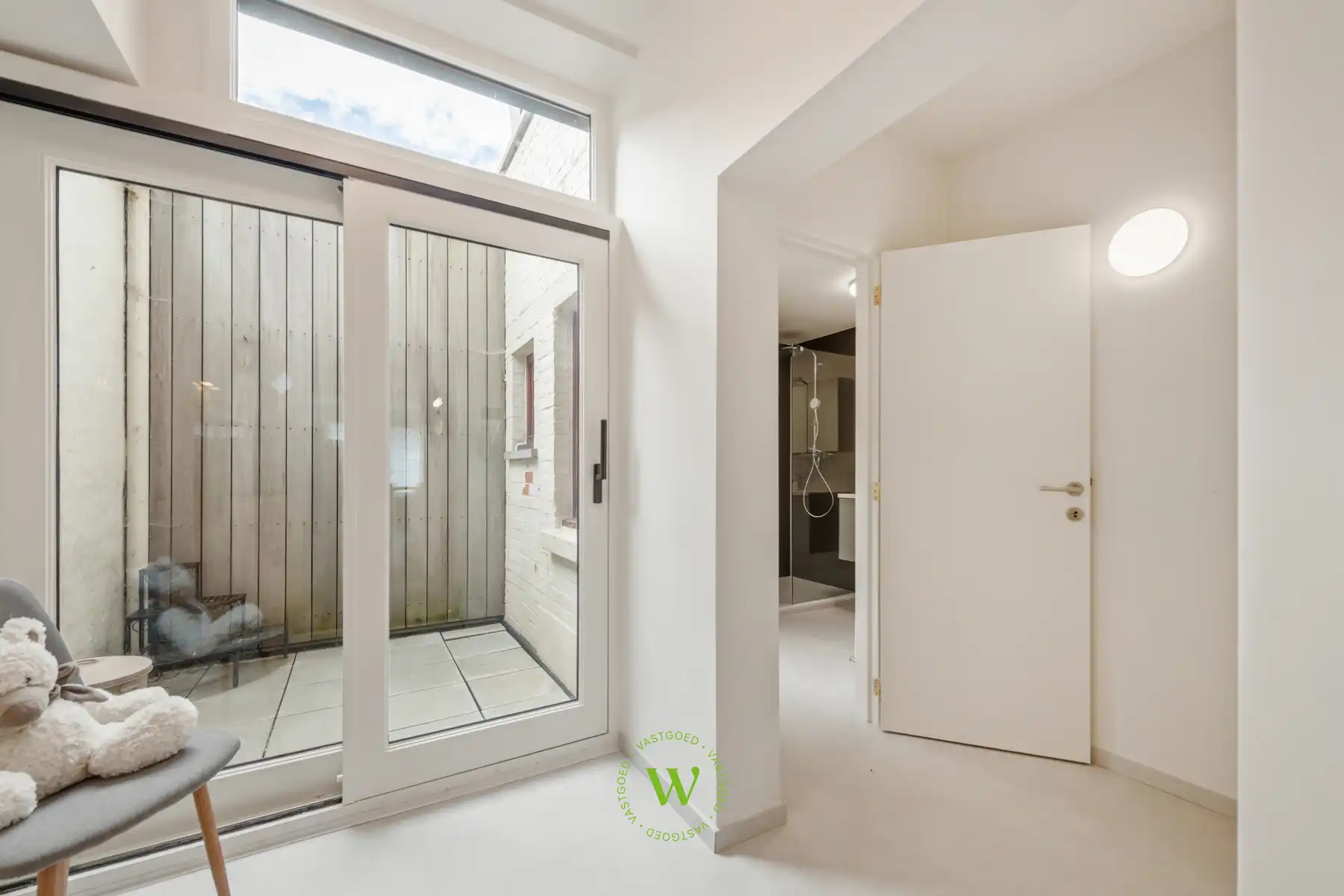 Lichtrijk gelijkvloers appartement met private inkom foto 14