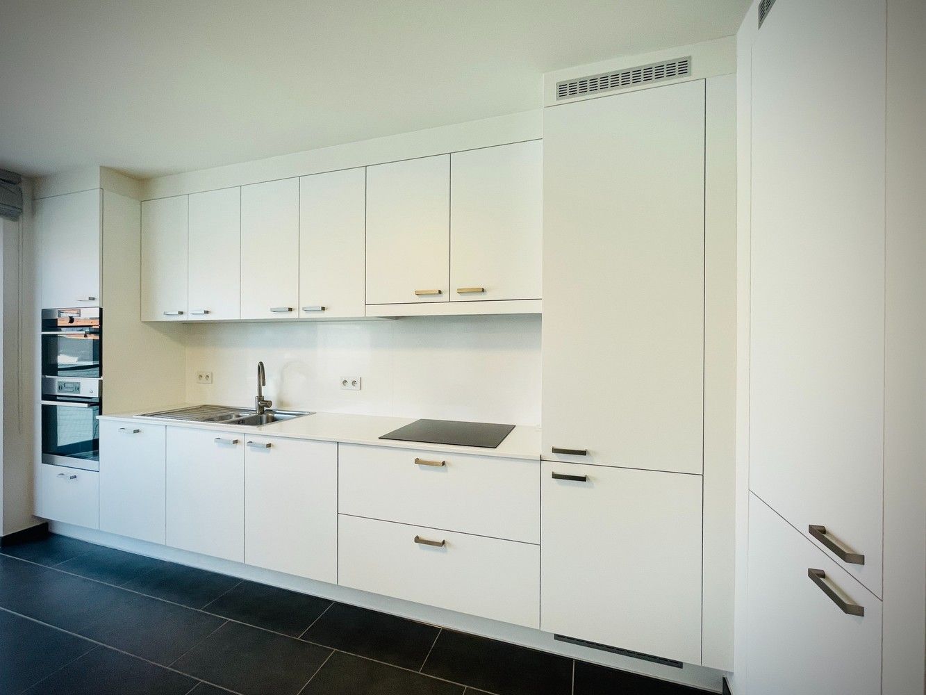 Modern 1 slpk. appartement op wandelafstand van het station en stadscentrum van Genk, met als extra troeven een apart ingericht bureau en groot terras met prachtig zicht. foto 3