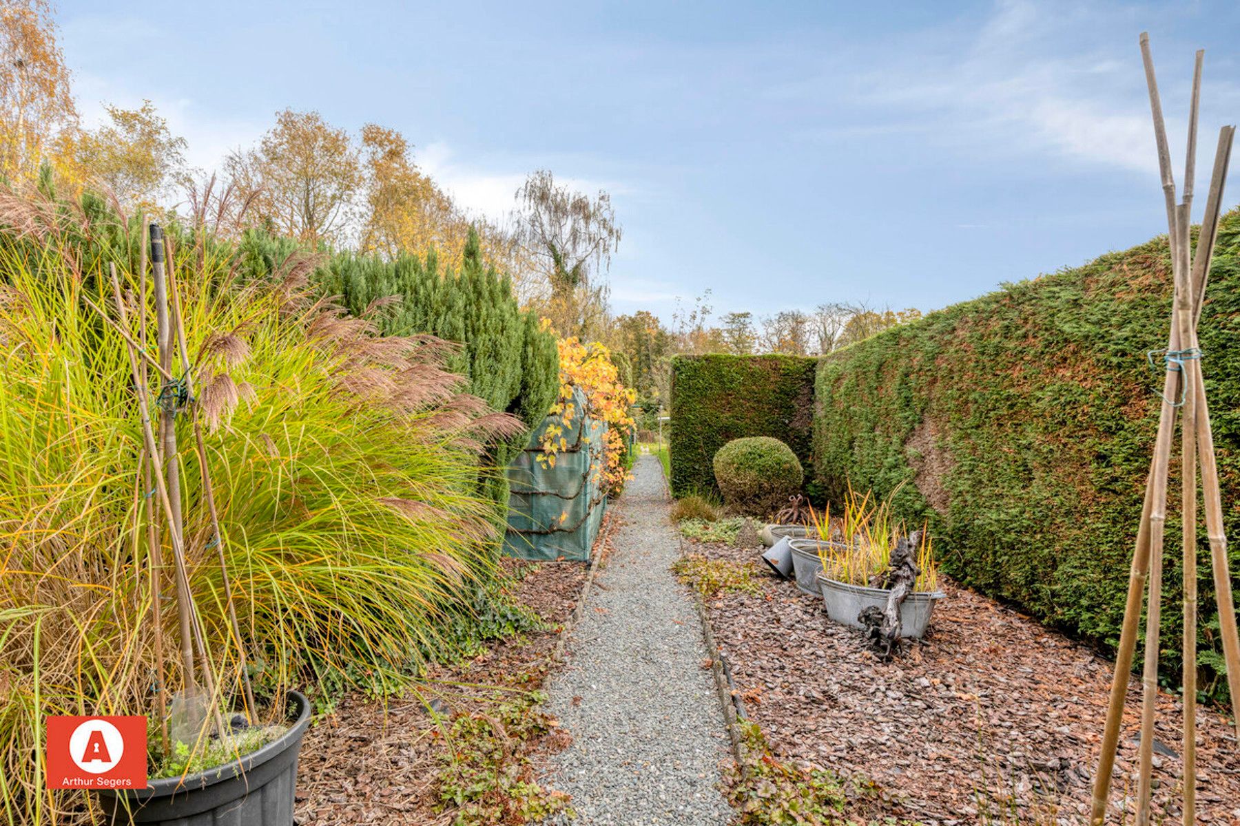 Verzorgde half-open bebouwing met oprit. foto 23