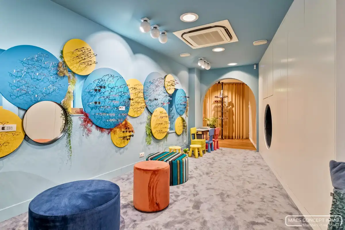 Te koop handelspand op top locatie met bovenliggend ruim appartement foto 11