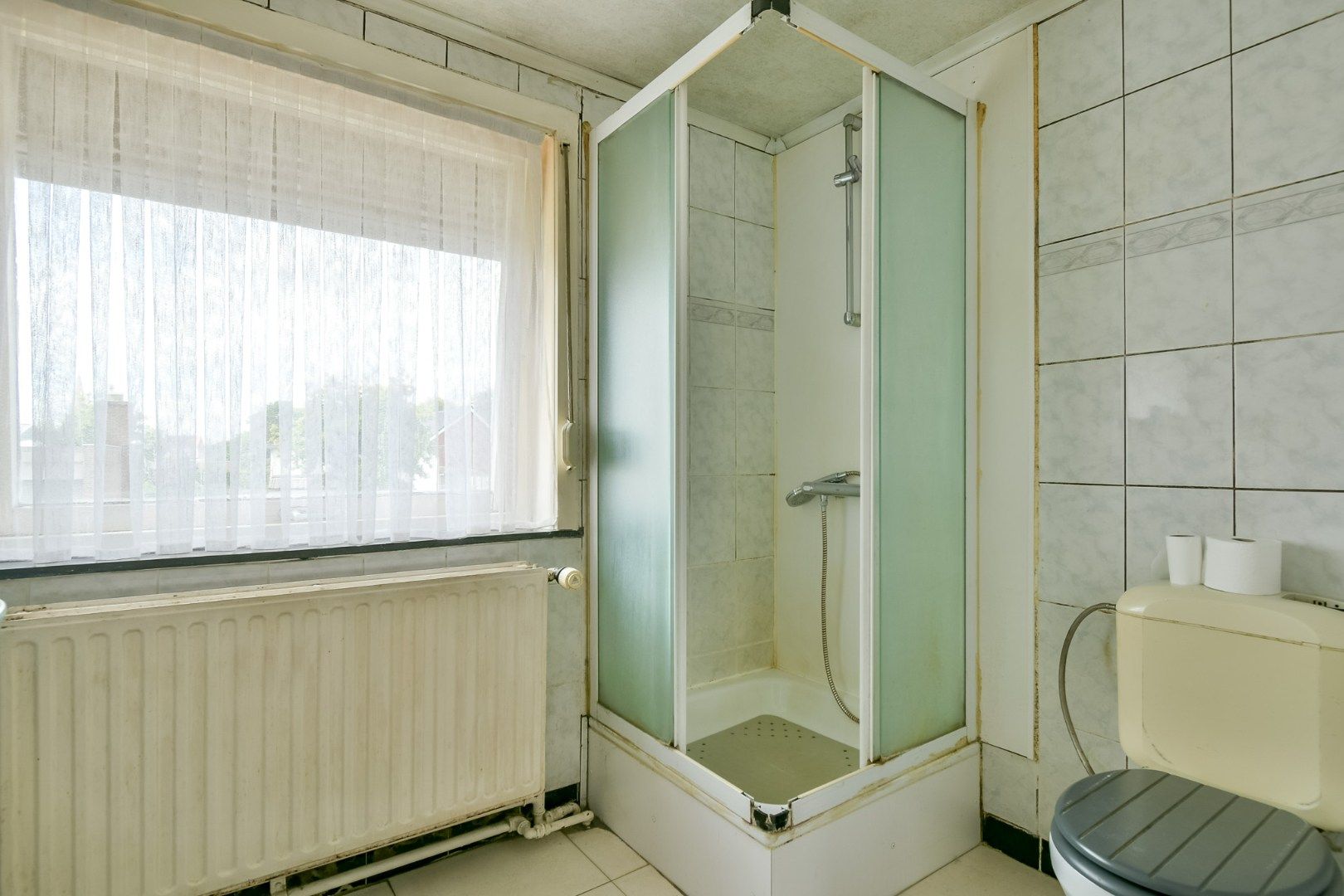 Te renoveren woning in een rustige woonwijk! foto 8