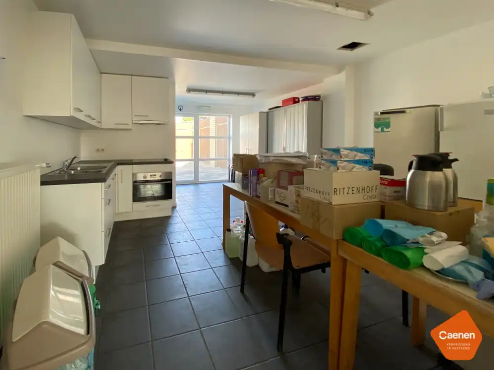 Zeer ruim, lichtrijk handelspand te koop op commerciële locatie! foto 11