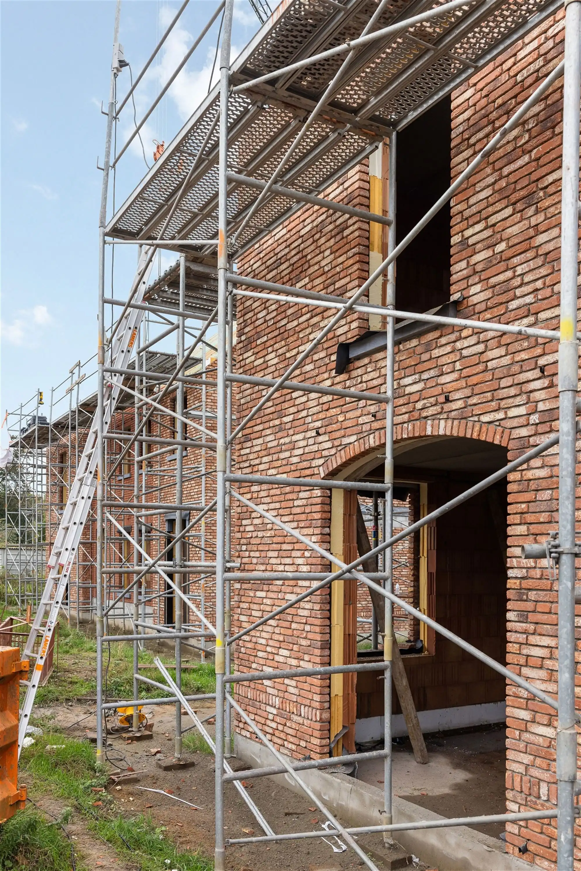 NIEUWBOUWWONING MET 3 SLAAPKAMERS UITERST CENTRAAL DOCH RUSTIG GELEGEN TE ZONHOVEN foto {{pictureIndex}}