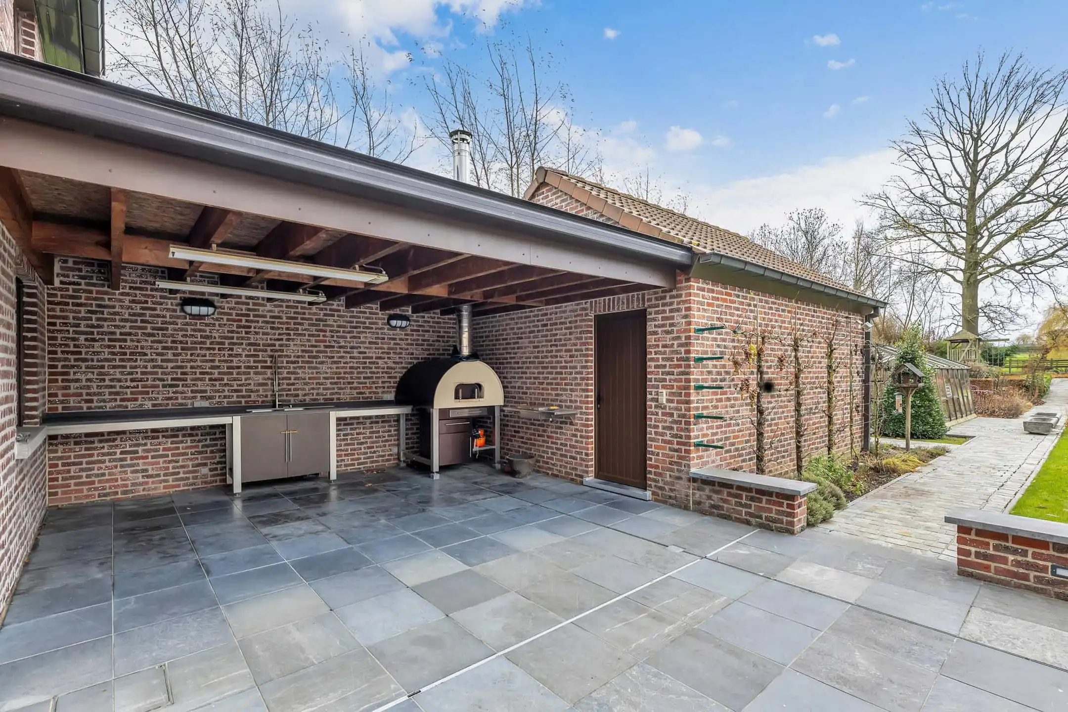 Exclusief landhuis met binnenzwembad en stallingen foto 9