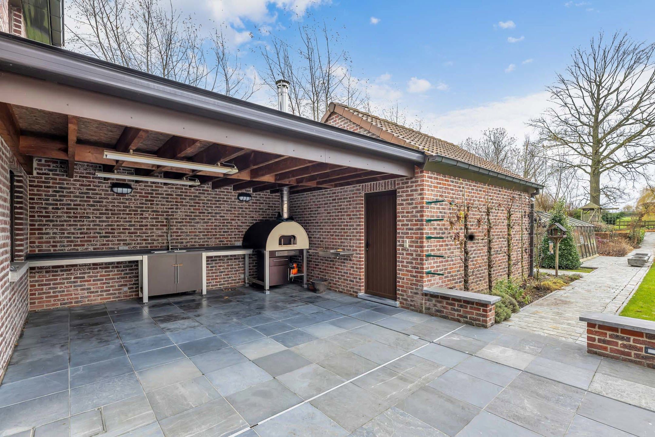 Exclusief landhuis met binnenzwembad en stallingen foto 9