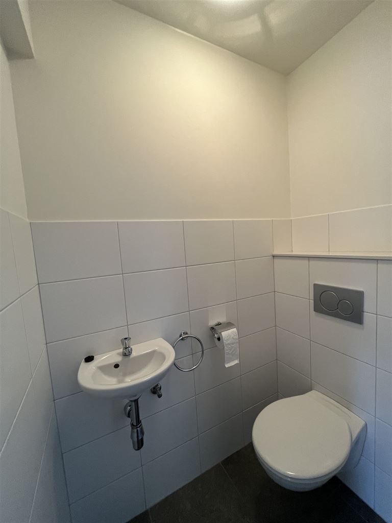 Instapklare stadswoning met 3 slaapkamers, aparte garage en tuintje. foto 4