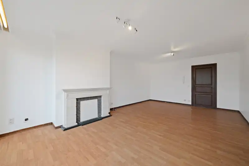 Roeselare-stadsrand. Leuk gelegen twee-slaapkamerappartement van 83m2 met 2 terrassen van 8.50m2. In 't groen op een boogscheut van 't centrum. Als investering of als betaalbare starter ! foto 5