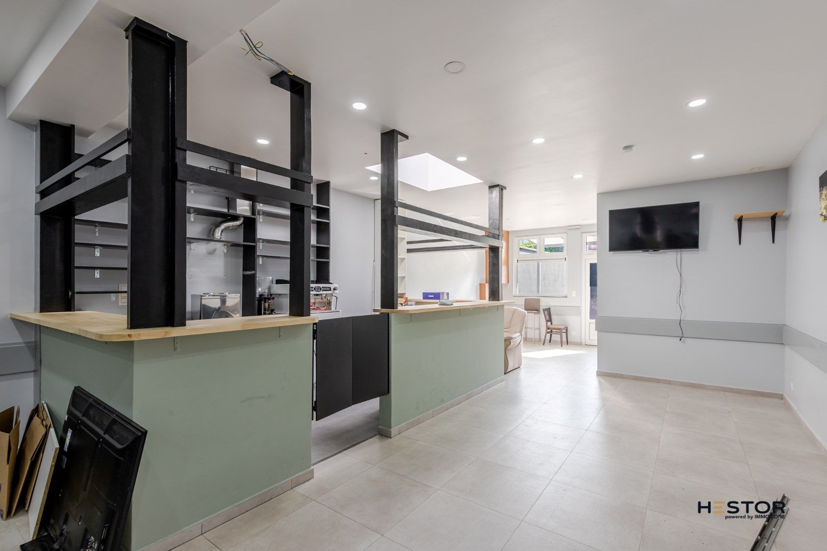 Centraal gelegen handelsruimte met duplex appartement in Sint-Niklaas foto 2
