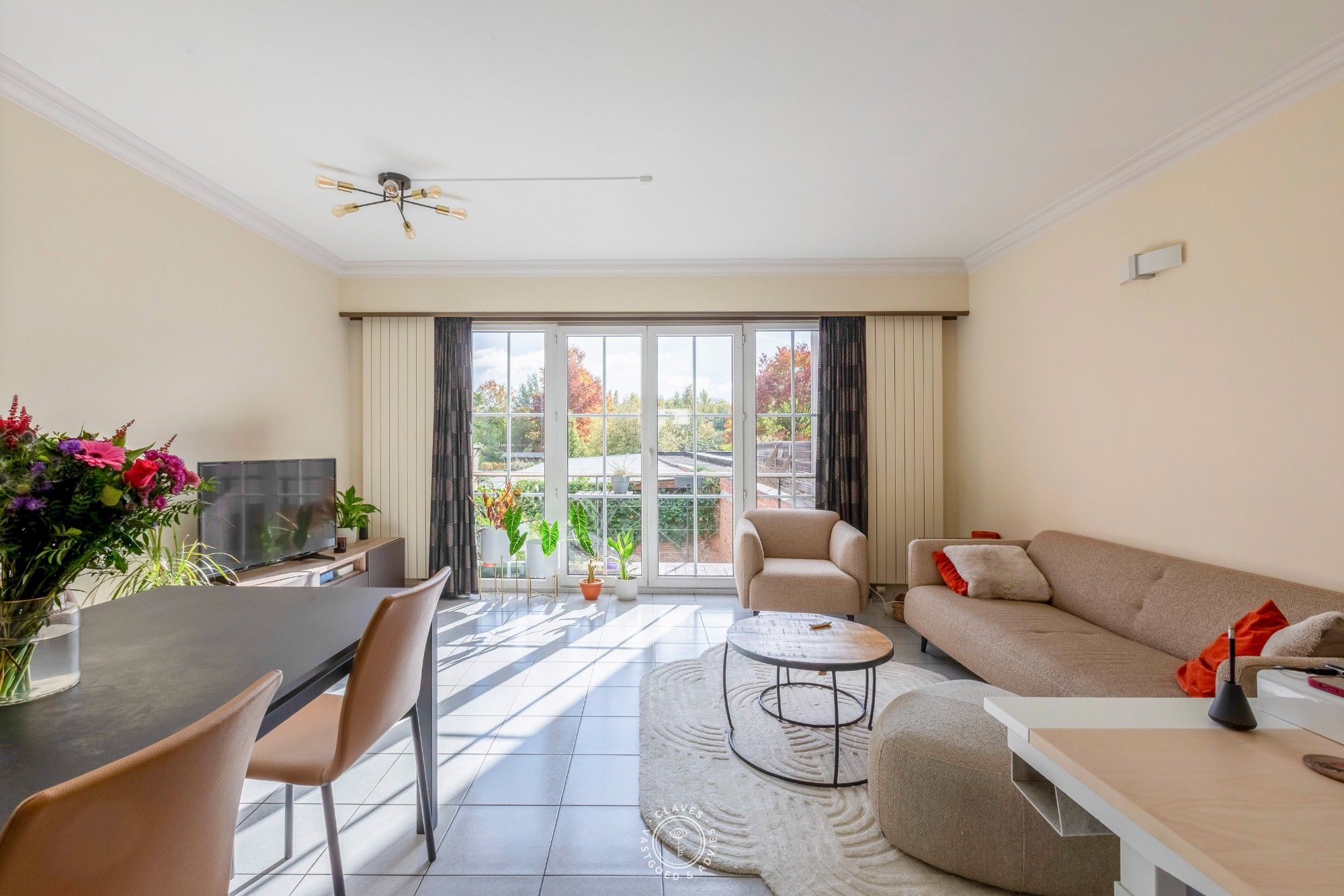 Fijne en energiezuinige woning met garage op een zeer goede locatie. foto {{pictureIndex}}