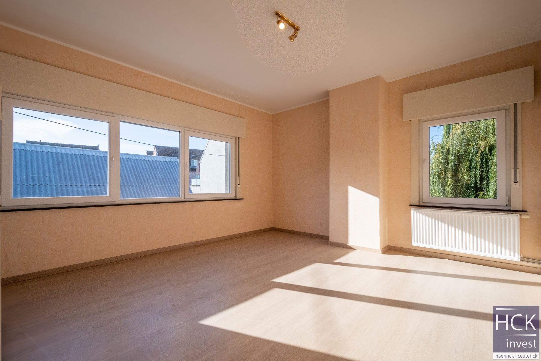 DEINZE - Instapklare woning met 2 SLPK. en tuin op topligging! foto 13