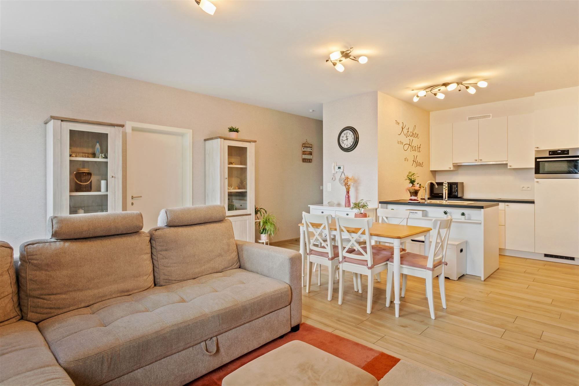 RECENT GELIJKVLOERS APPARTEMENT MET BIJHOREND TERRAS EN RUIME PRIVATE TUIN GELEGEN TE MEERHOUT foto 3