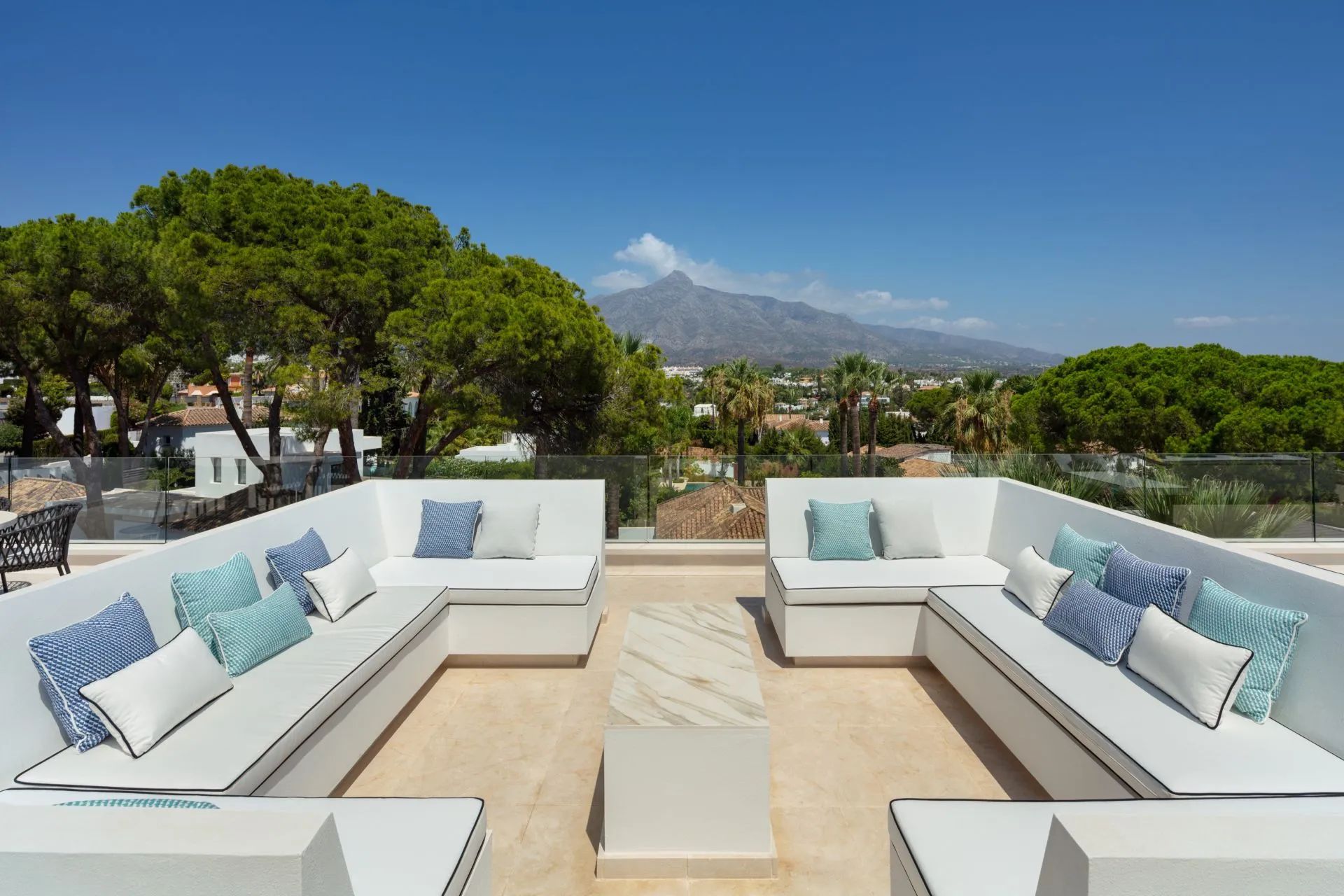 Prachtige villa met mooi zicht op fantastische locatie! In het hart van de Nueva Andalucia Golfvallei foto 14