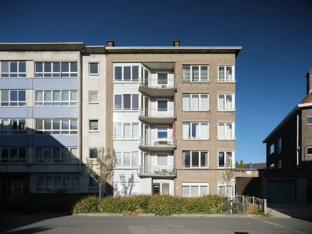 Stijlvol tweeslaapkamerappartement met mid-century karakter nabij Gent-Sint-Pieters foto {{pictureIndex}}