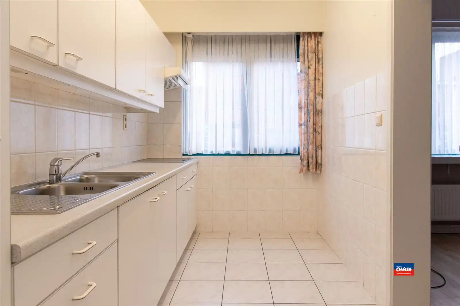 Verzorgd appartement met 2 slaapkamers, koertje en grote garagebox foto 4