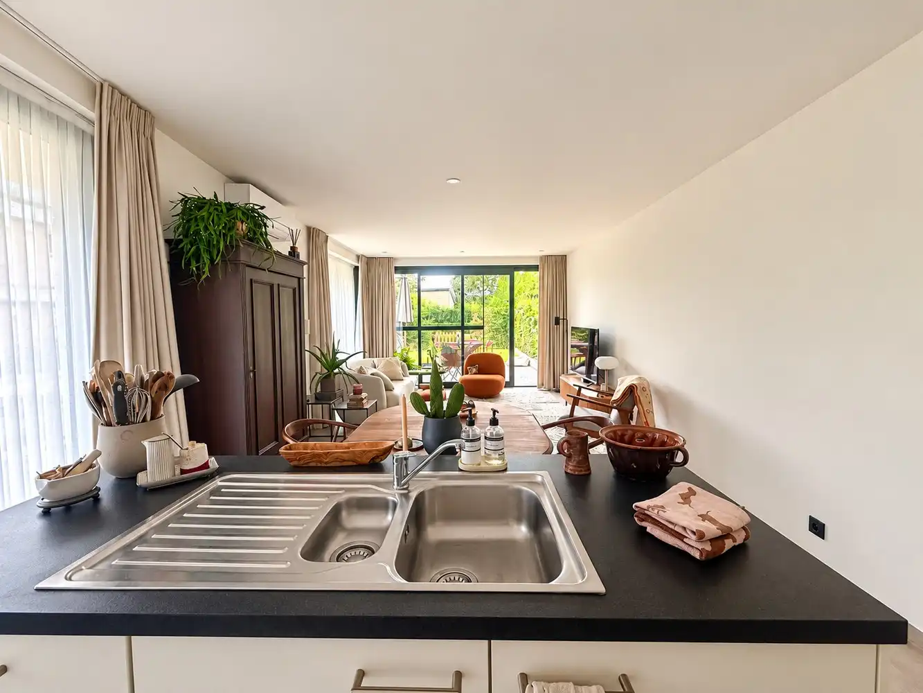 Modern gelijkvloers appartement met drie slaapkamers en gezellig tuintje foto 6