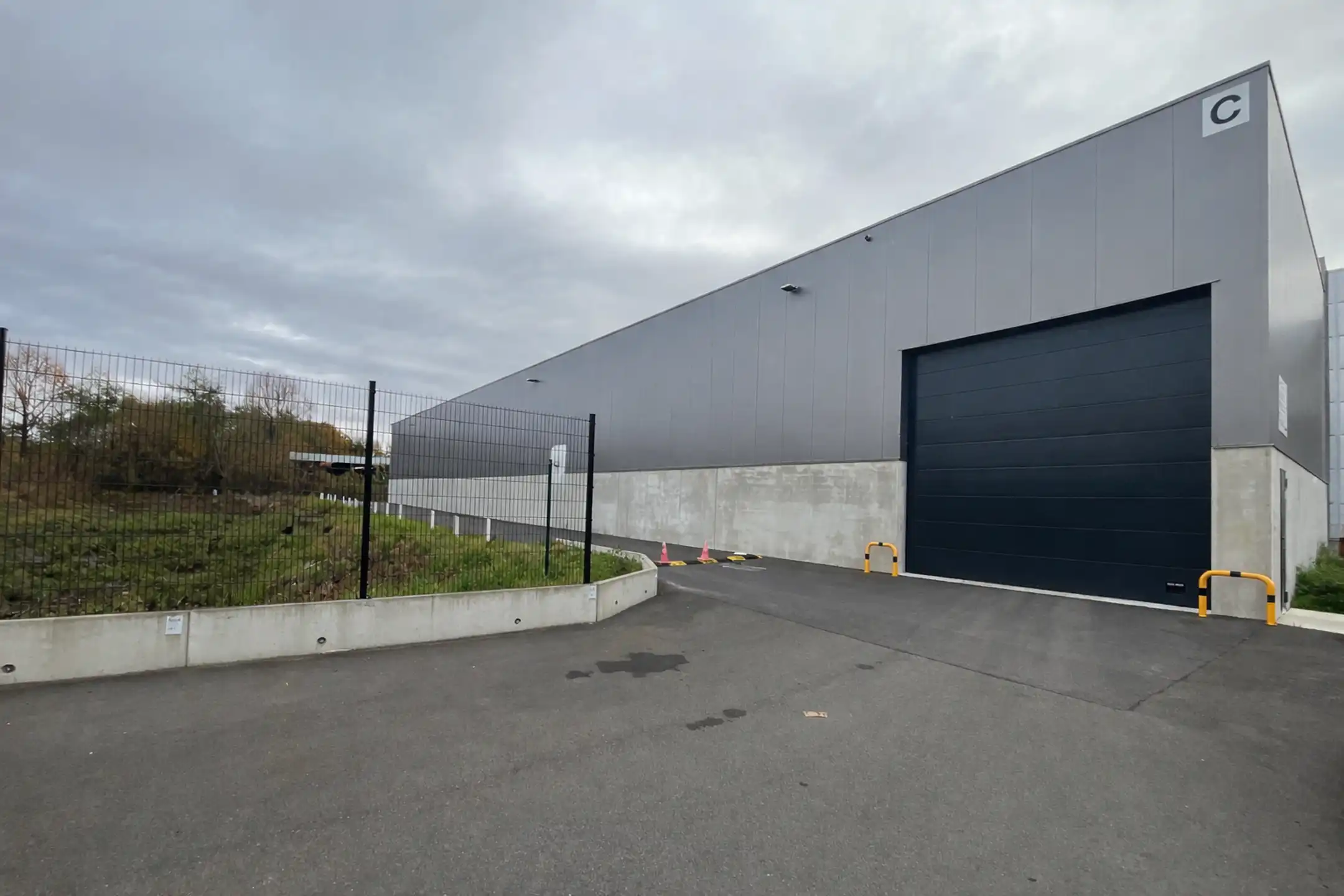 Logistiek gebouw te huur in industriezone Lier  foto {{pictureIndex}}