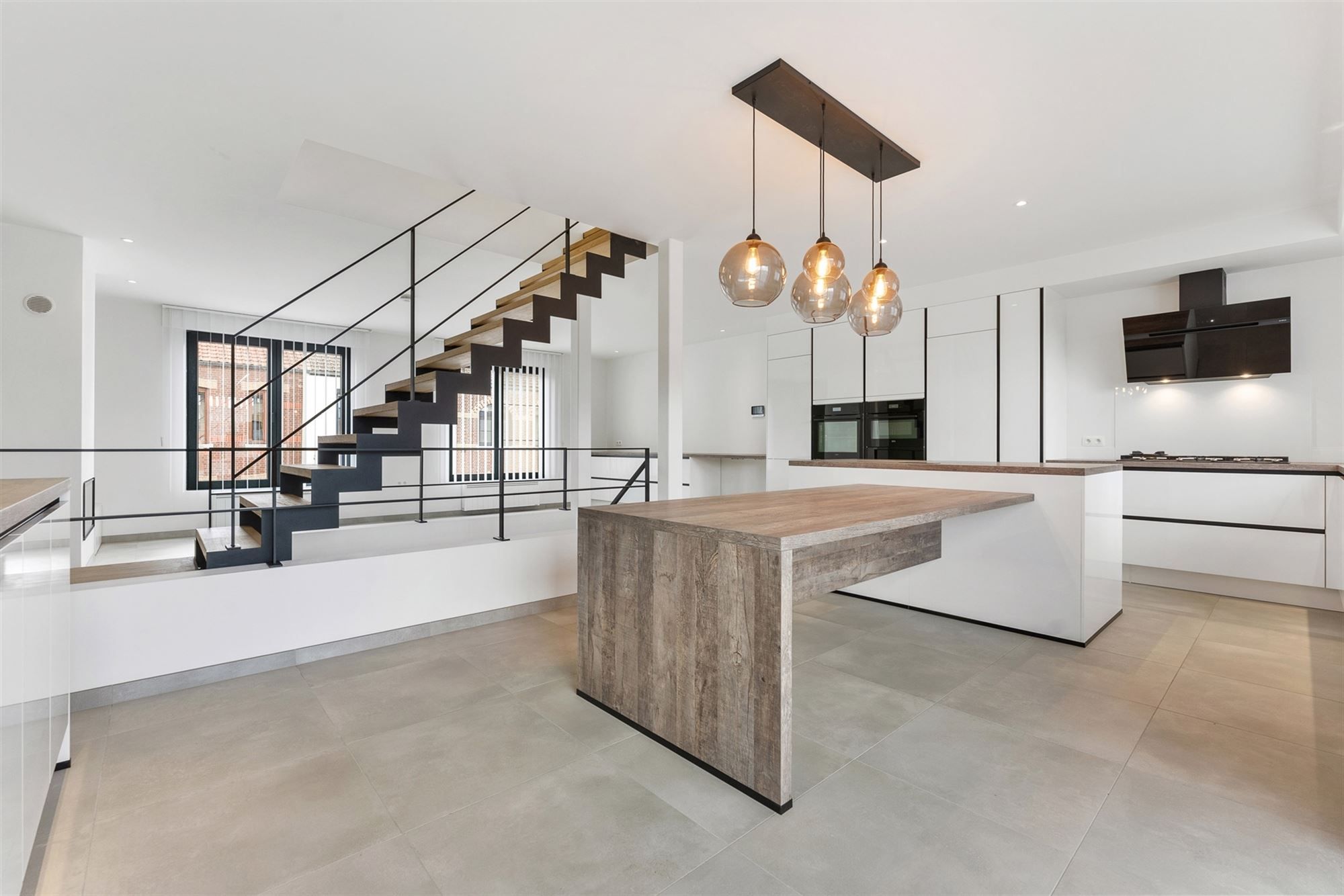 RECENT GERENOVEERDE WONING (175M²) MET HOBBY-/WERKRUIMTE VAN 212M² IN HASSELT CENTRUM foto {{pictureIndex}}