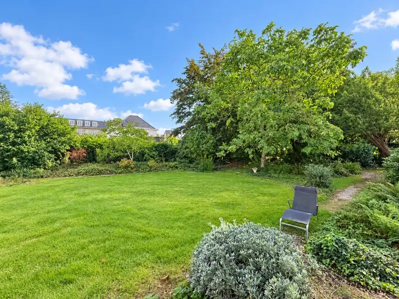 Klassevolle villa met royale ruimtes en mooie tuin in een residentiële buurt foto 25