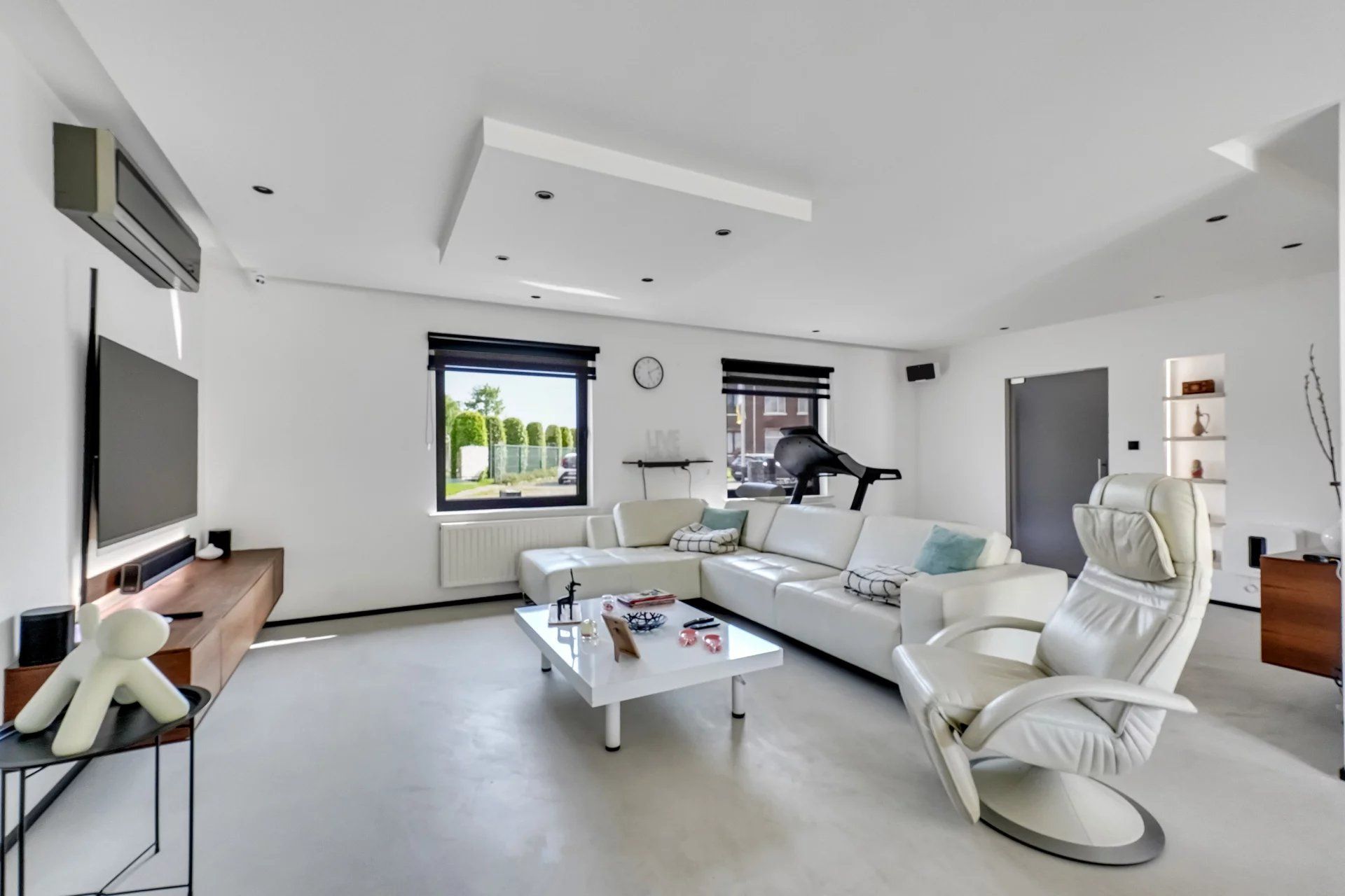 Ruime woning met zwembad op mooi groot perceel foto 3