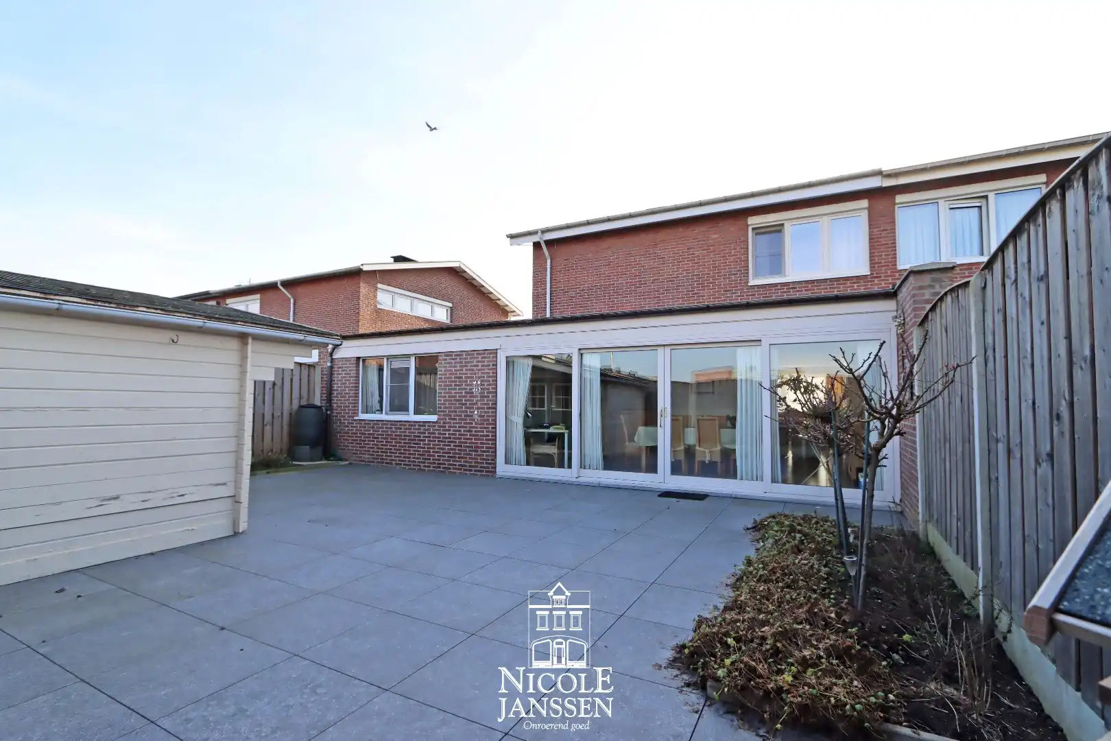 Halfopen gezinswoning met 4 slaapkamers, garage en tuintje foto 2