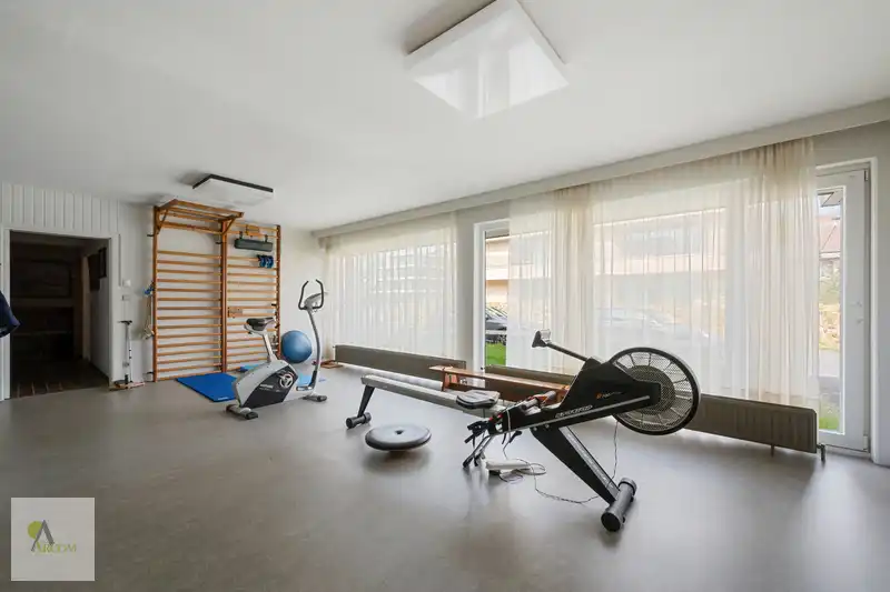 Praktijkruimte  + zeer grote private woning foto 3