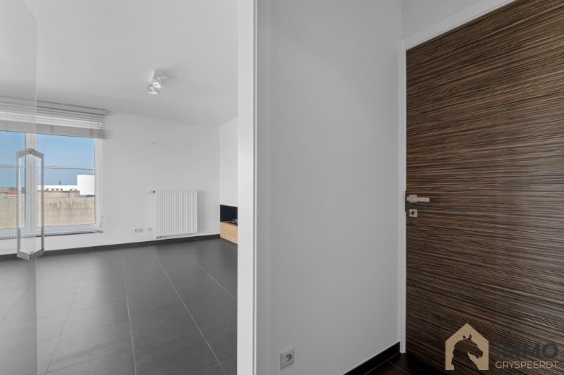 Te huur centrum Roeselare prachtig luxueus dakappartement met 2 zonnige terrassen. foto 9