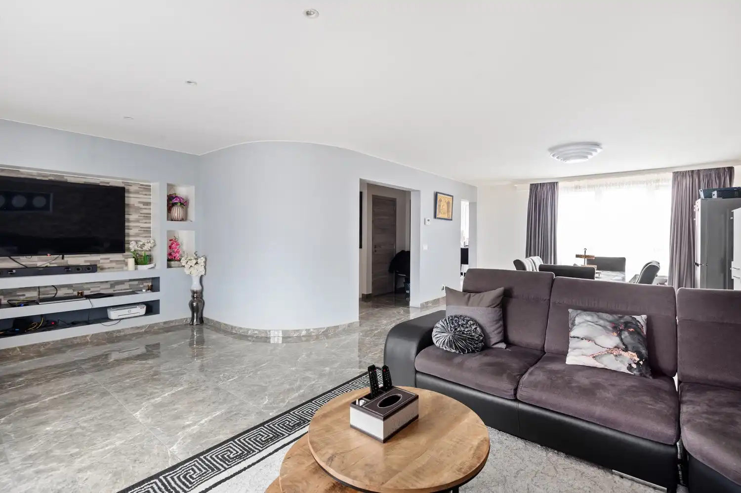 Ruime woning met studio, terras en tuin te koop in Wommelgem! foto 4