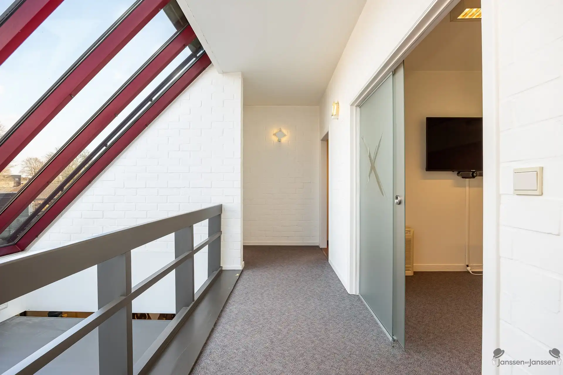 Centraal gelegen handelspand met ruime parking foto 11