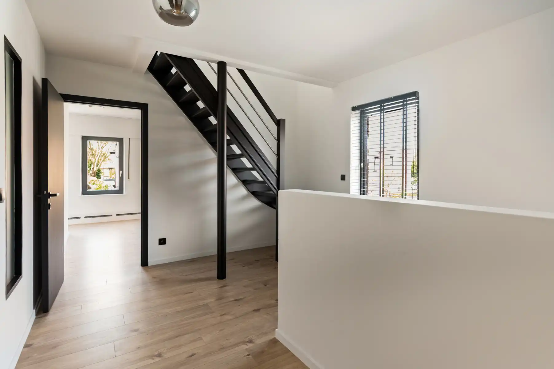 Instapklare gezinswoning met 4 slaapkamers, tuin en garage foto 16