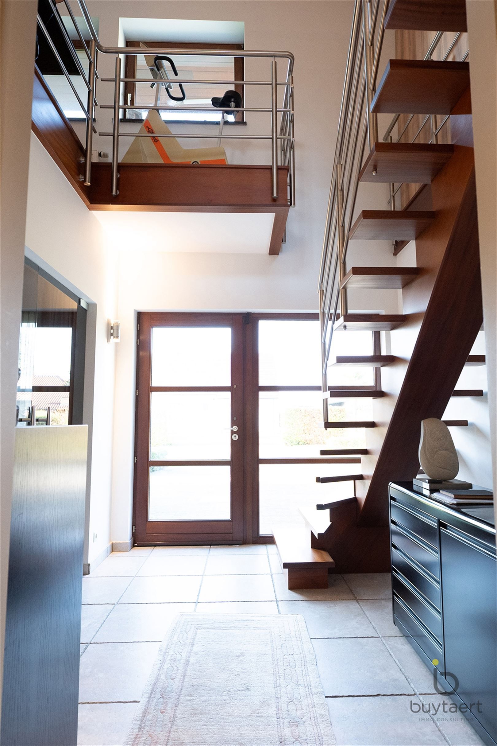 RUIMTE, RUST EN ONTSPANNING: MODERNE VILLA MET ZWEMBAD, SAUNA EN JACUZZI foto 3