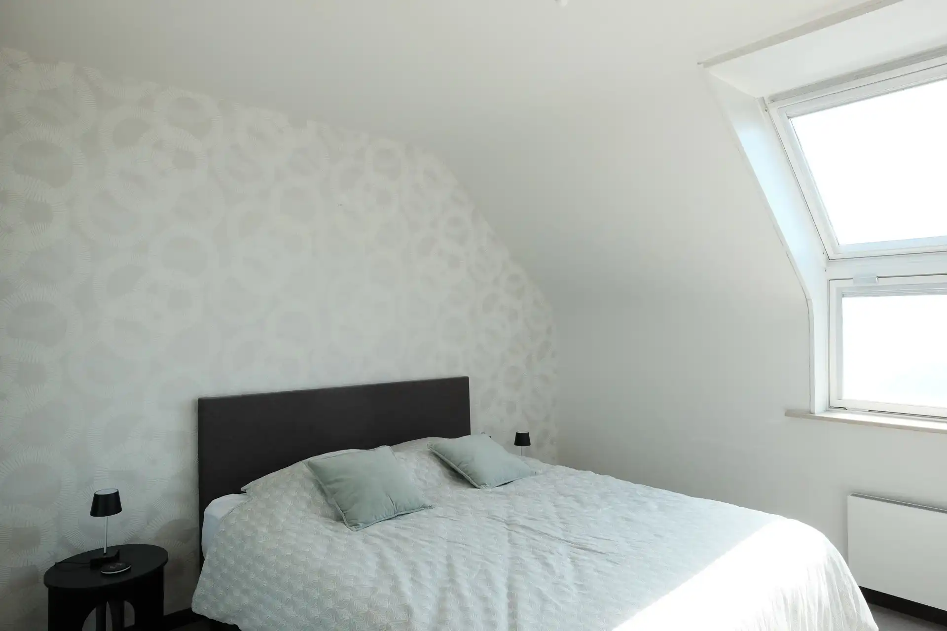 Gezellig dakappartement met 2 slaapkamers, terras en garage te Roeselare foto 7