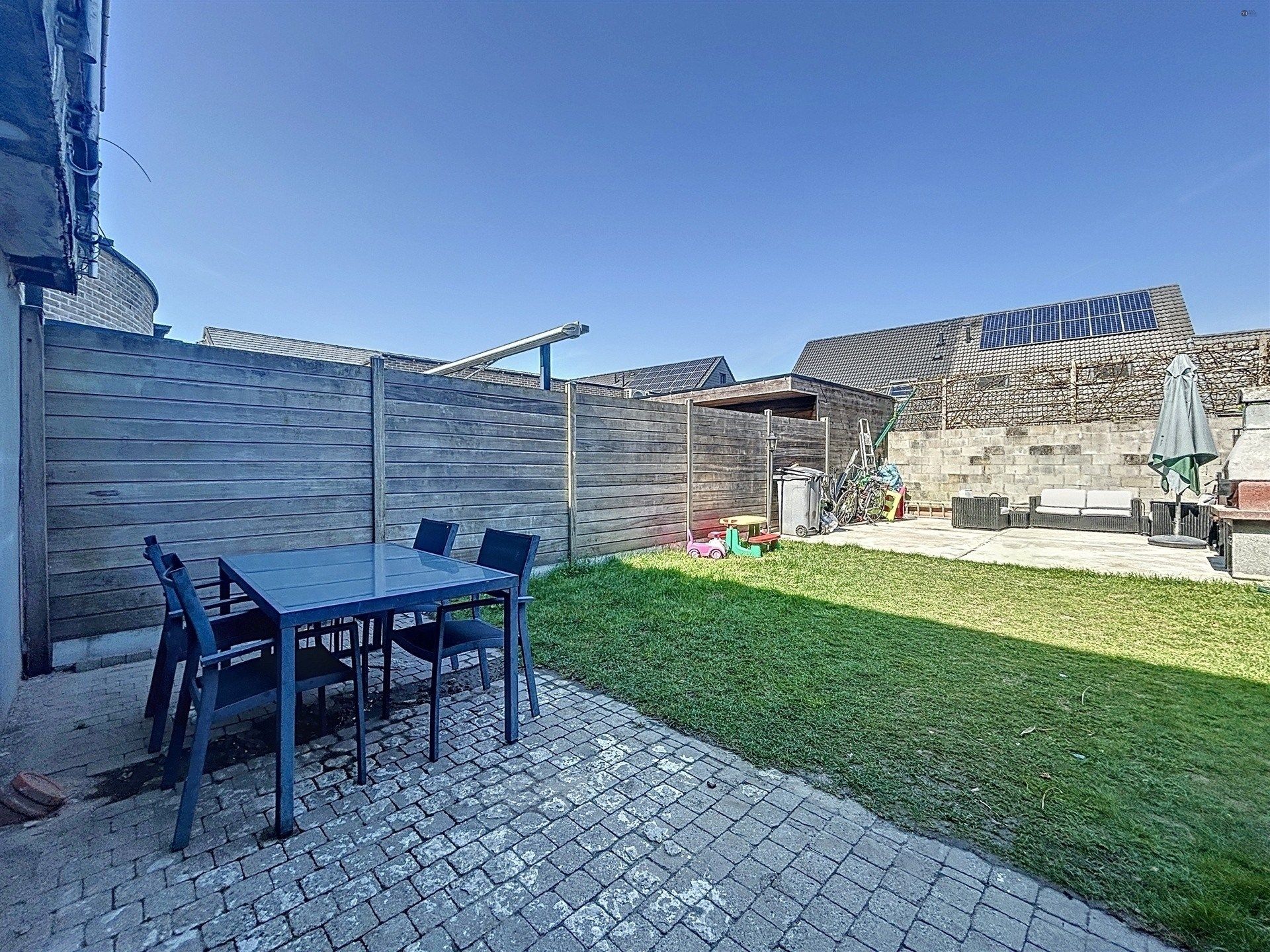 gezinswoning met 6 slaapkamers, 2 badkamers op toplocatie foto 2
