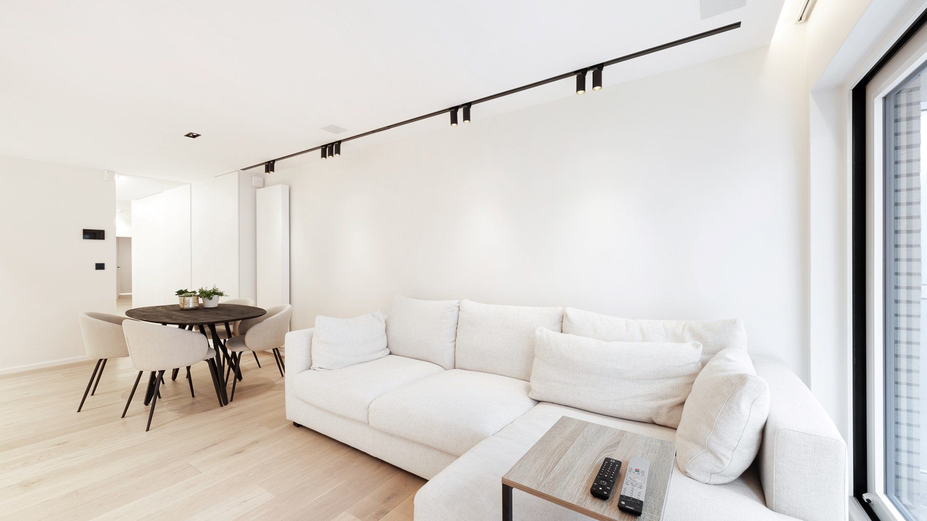 Subliem gerenoveerd appartement aan de Zeedijk foto 3