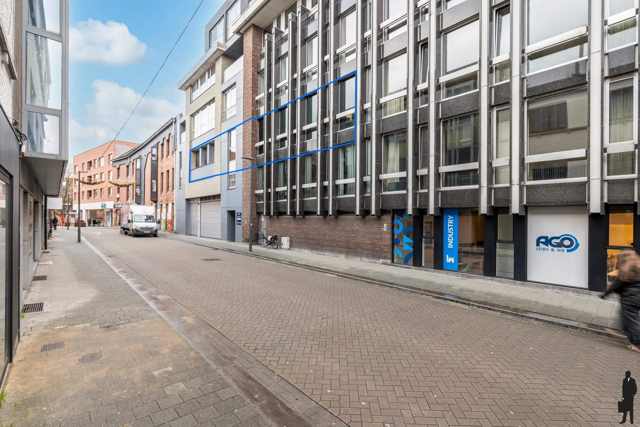 Stijlvol bemeubeld appartement van 97m² met unieke bankkluis foto {{pictureIndex}}
