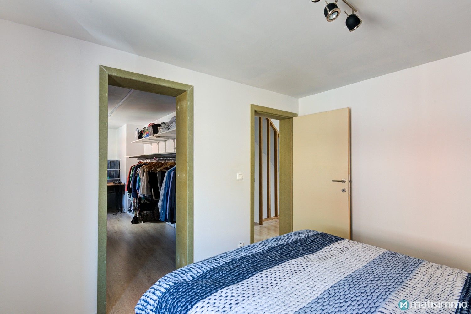 RUIME INSTAPKLARE GEZINSWONING MET 4 SLAAPKAMERS, TUIN EN ZONNEPANELEN foto 18