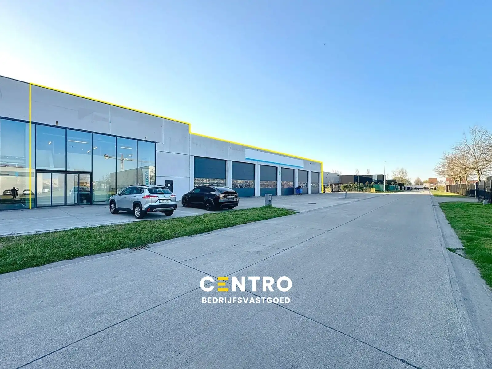 Goed geïsoleerd en verwarmd BEDRIJFSGEBOUW, bestaande uit MAGAZIJN (1.070m2) met KANTOREN en randaccomodatie (770m²)  en 56-tal private parkeerplaatsen op het terrein. Vlak aan de afrit Zandvoorde (Oostende). foto 2