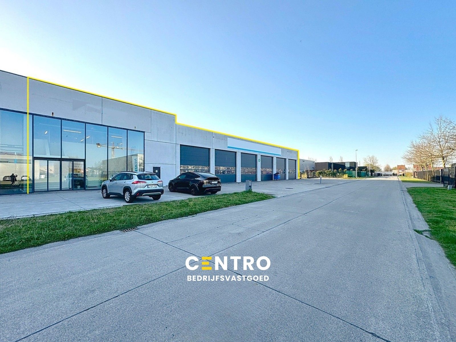 Goed geïsoleerd en verwarmd BEDRIJFSGEBOUW, bestaande uit MAGAZIJN (1.070m2) met KANTOREN en randaccomodatie (770m²)  en 56-tal private parkeerplaatsen op het terrein. Vlak aan de afrit Zandvoorde (Oostende). foto 2