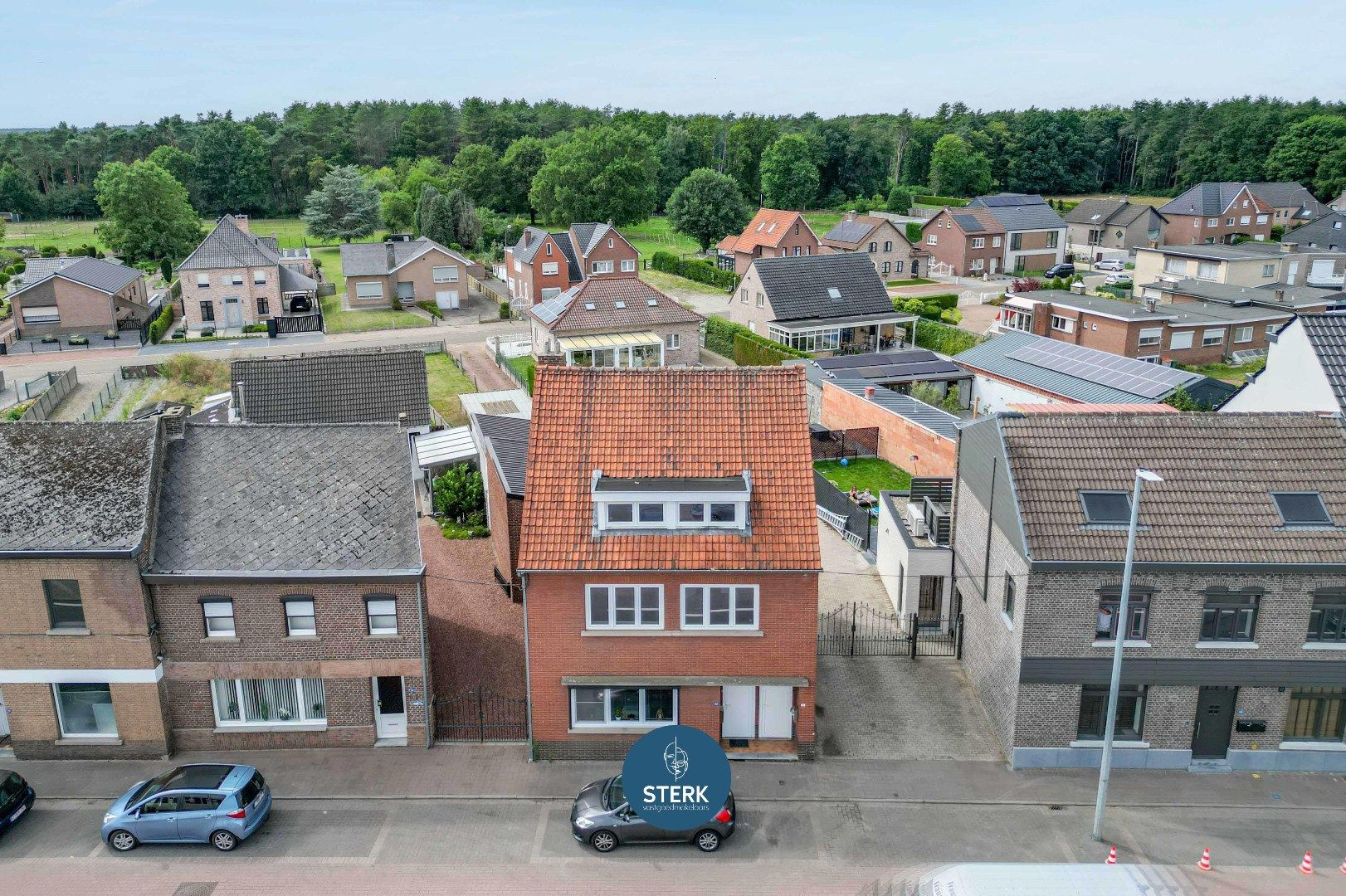 OPBRENGSTEIGENDOM OP EEN CENTRALE LOCATIE TE REKEM !  foto {{pictureIndex}}