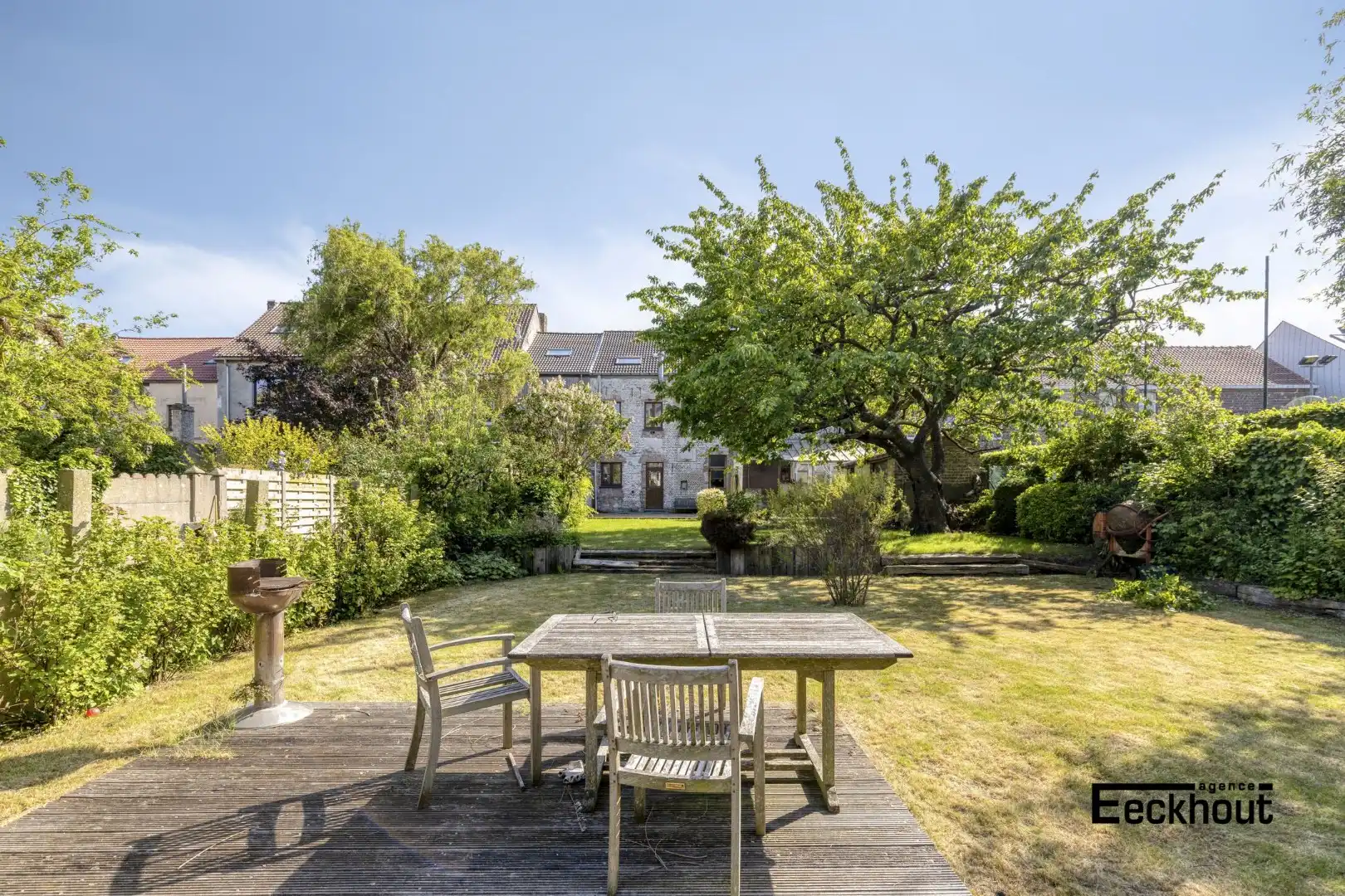 Hoofdfoto van de publicatie: Voormalige pastoriewoning met grote, zonnige tuin op charmante ligging!