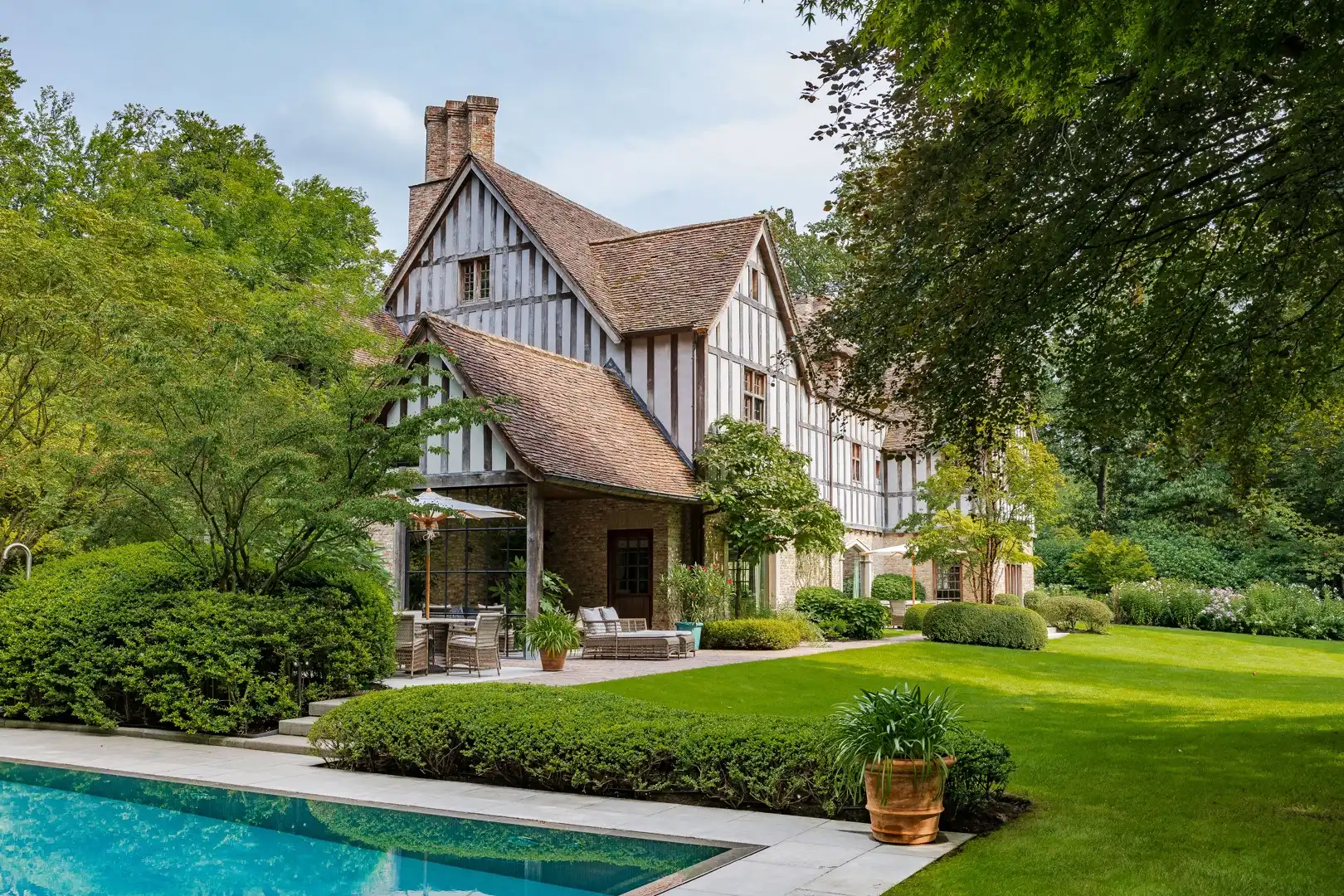AN EXCEPTIONAL ENGLISH TUDOR RESIDENCE — SCHOTEN, ANTWERP foto 17