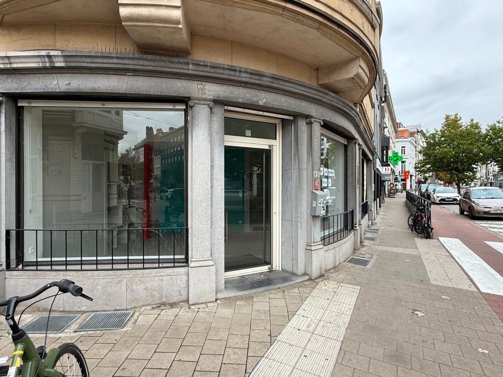 Uiterst commercieel gelegen handelsgelijkvloers foto {{pictureIndex}}