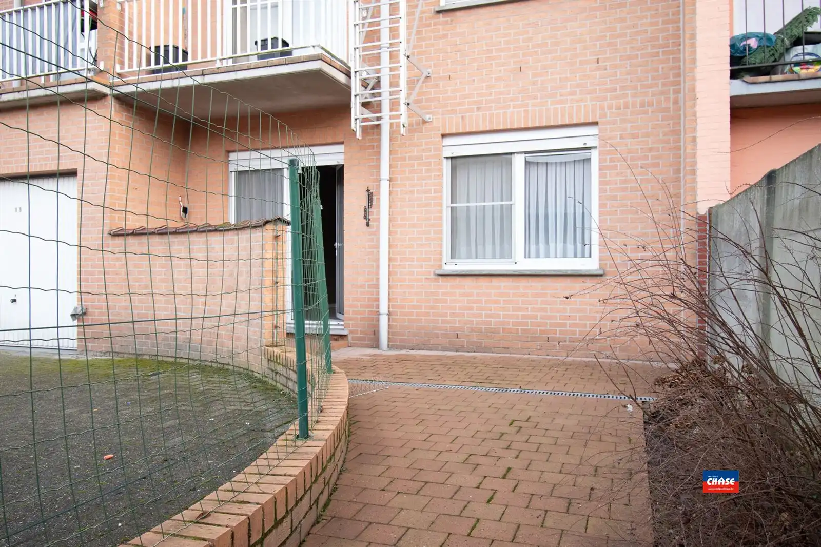 Verzorgd appartement met 2 slaapkamers, koertje en grote garagebox foto 12