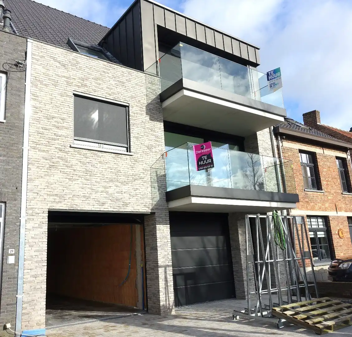 Nieuwbouwappartement te huur in het centrum van Jabbeke. foto {{pictureIndex}}
