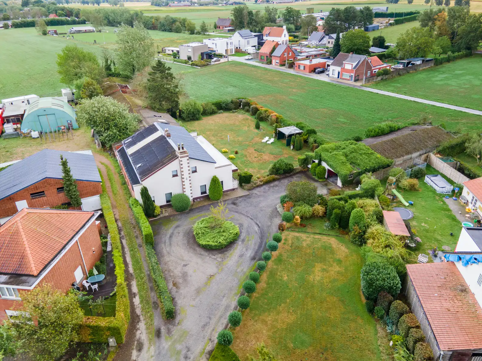 Renovatieproject met woning en opslagloodsen op ca. 7.668m2 foto 2