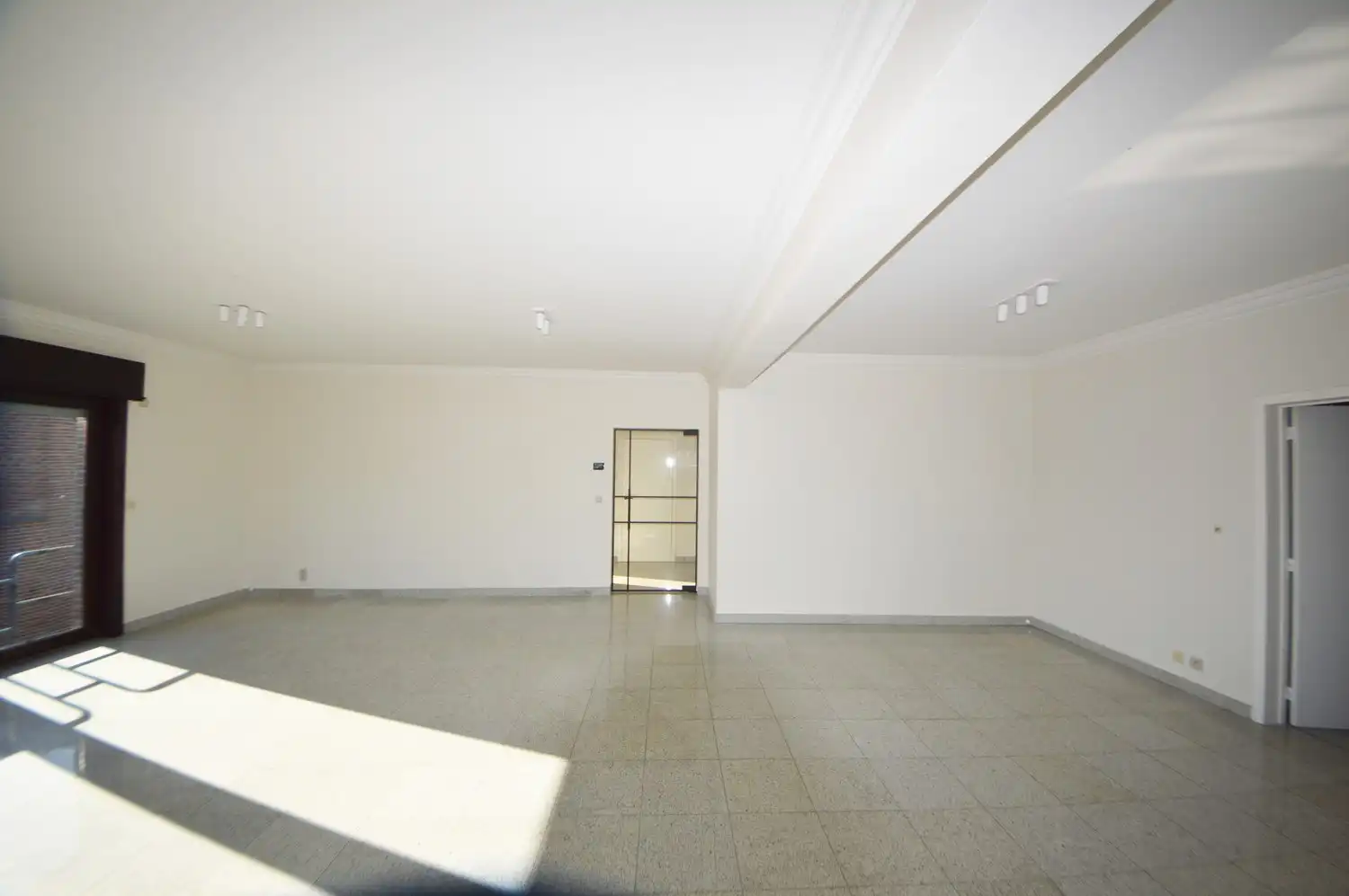 Ruim en lichtrijk gerenoveerd appartement (182 m²) INCLUSIEF GARAGE EN PARKING foto 5