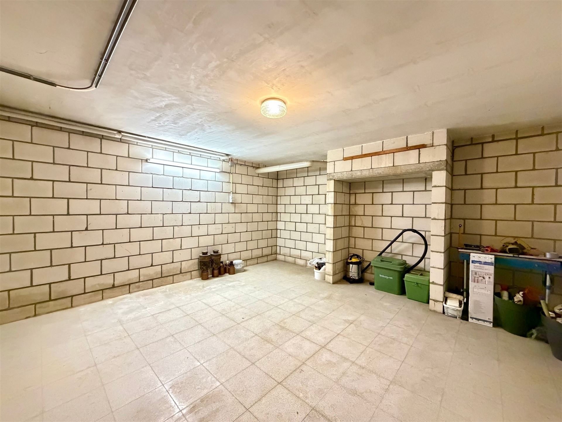 Zeer ruime villa (483 m²) op 16a48ca in Dilsen-Stokkem, goed onderhouden en vol potentieel om te transformeren tot uw hedendaagse droomwoning. foto 35