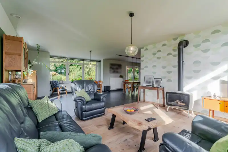 Grote woning op ruim perceel met landelijk karakter. foto 3