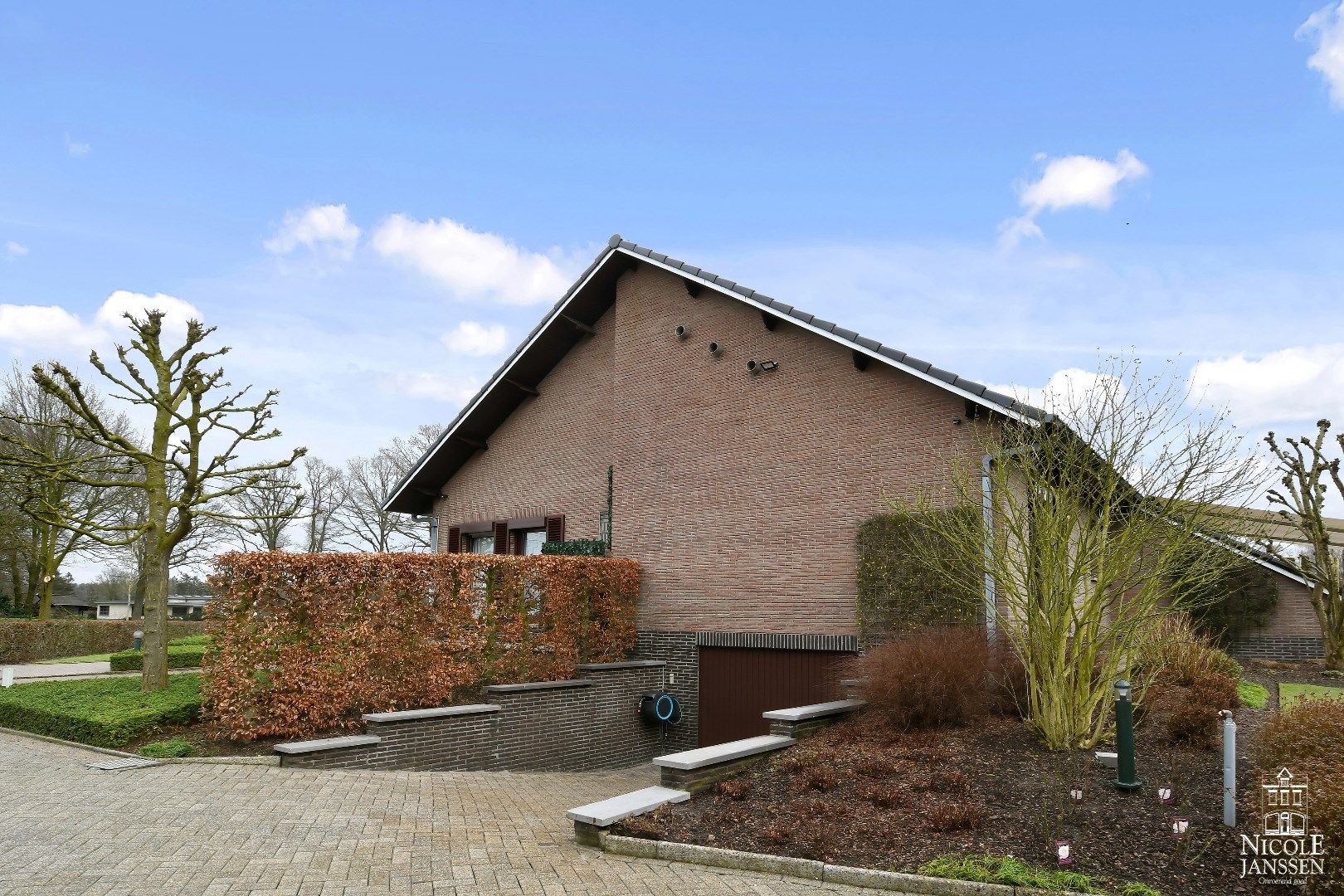 Vrijstaande gelijkvloerse gezinswoning met 4 slaapkamers en prachtige tuin foto 23